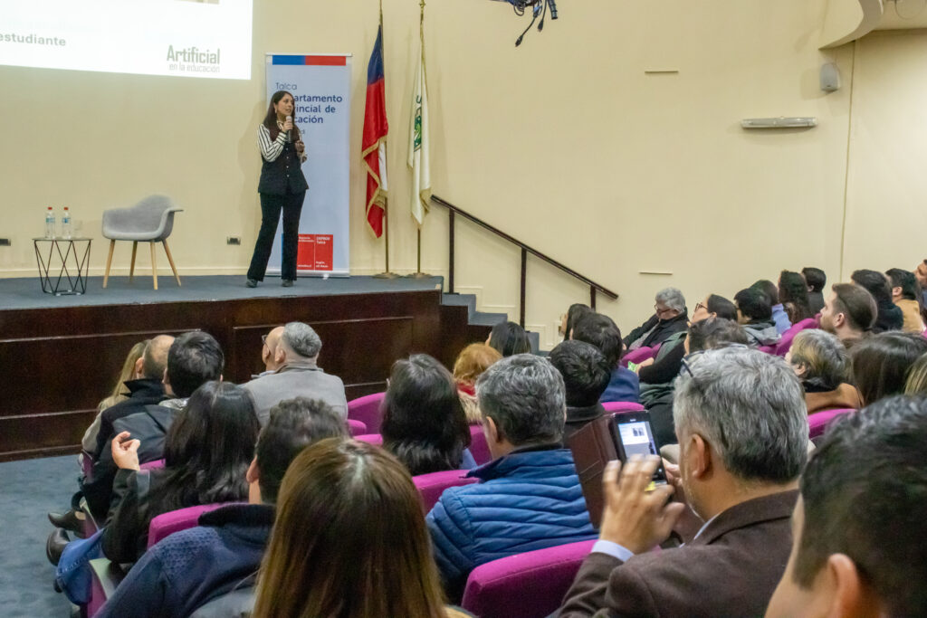 Más de 140 docentes del Maule participaron en jornada sobre el uso de la Inteligencia Artificial en el ámbito educativo