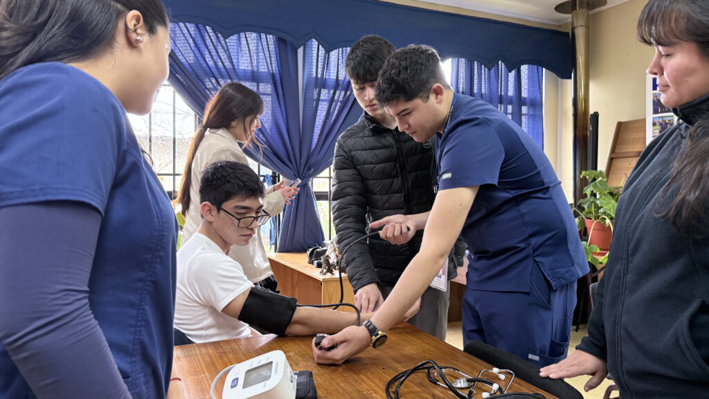 Estudiantes del Liceo Francisco Antonio Encina exploraron la carrera de Enfermería junto a PACE UTalca